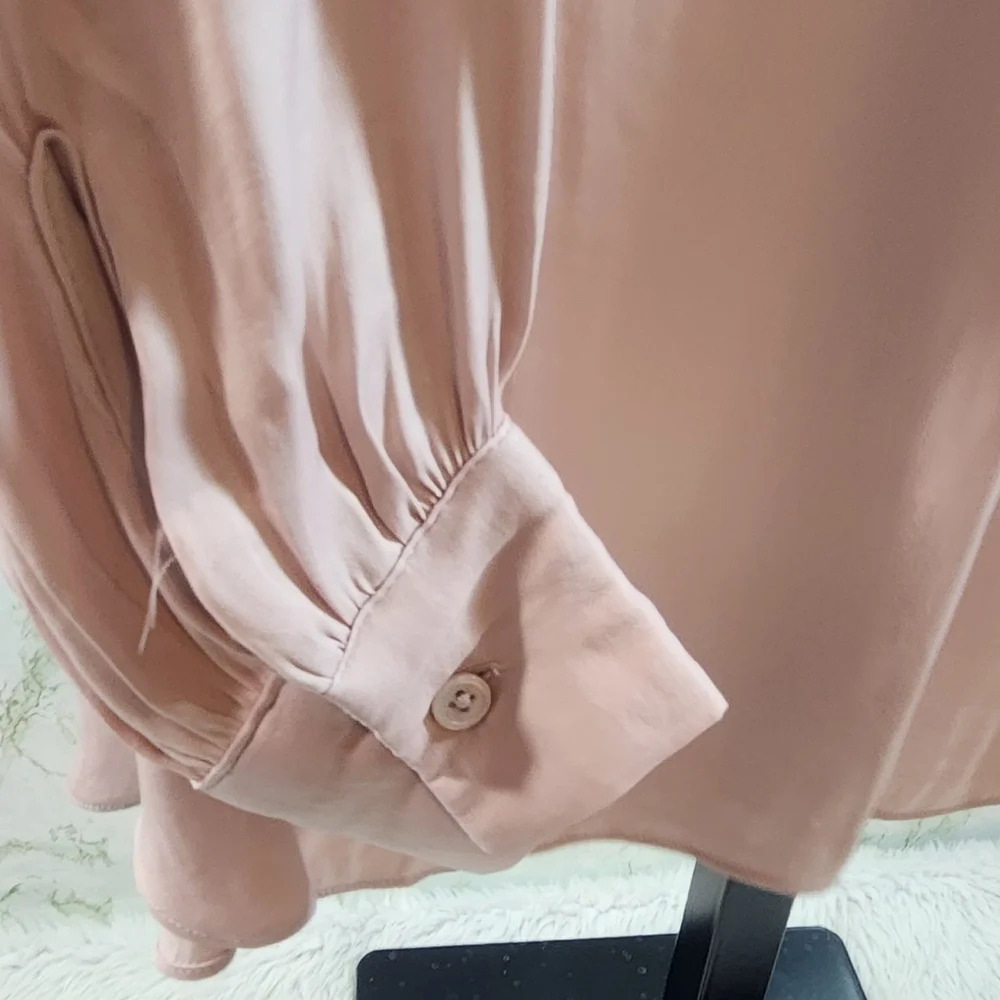 CARMEN MARC VALVO Beautiful Pink Vneck Blouse